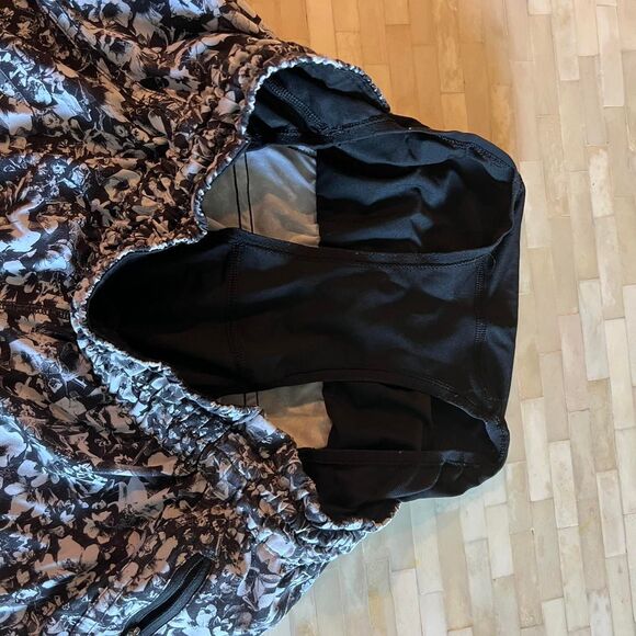 Lululemon Women's Tracker 4” Short Size 8 Black and White Floral GUC With Liner - Picture 7 of 8